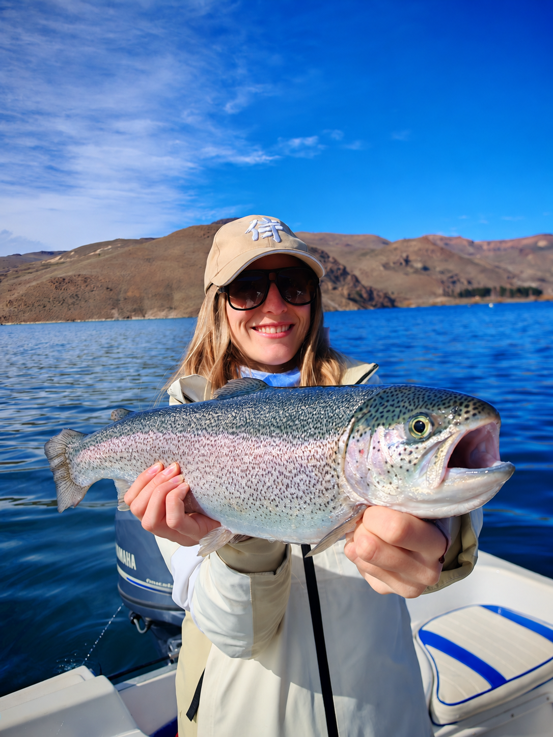 Pescadora con una gran trucha arcoíris durante una jornada en Alicurá