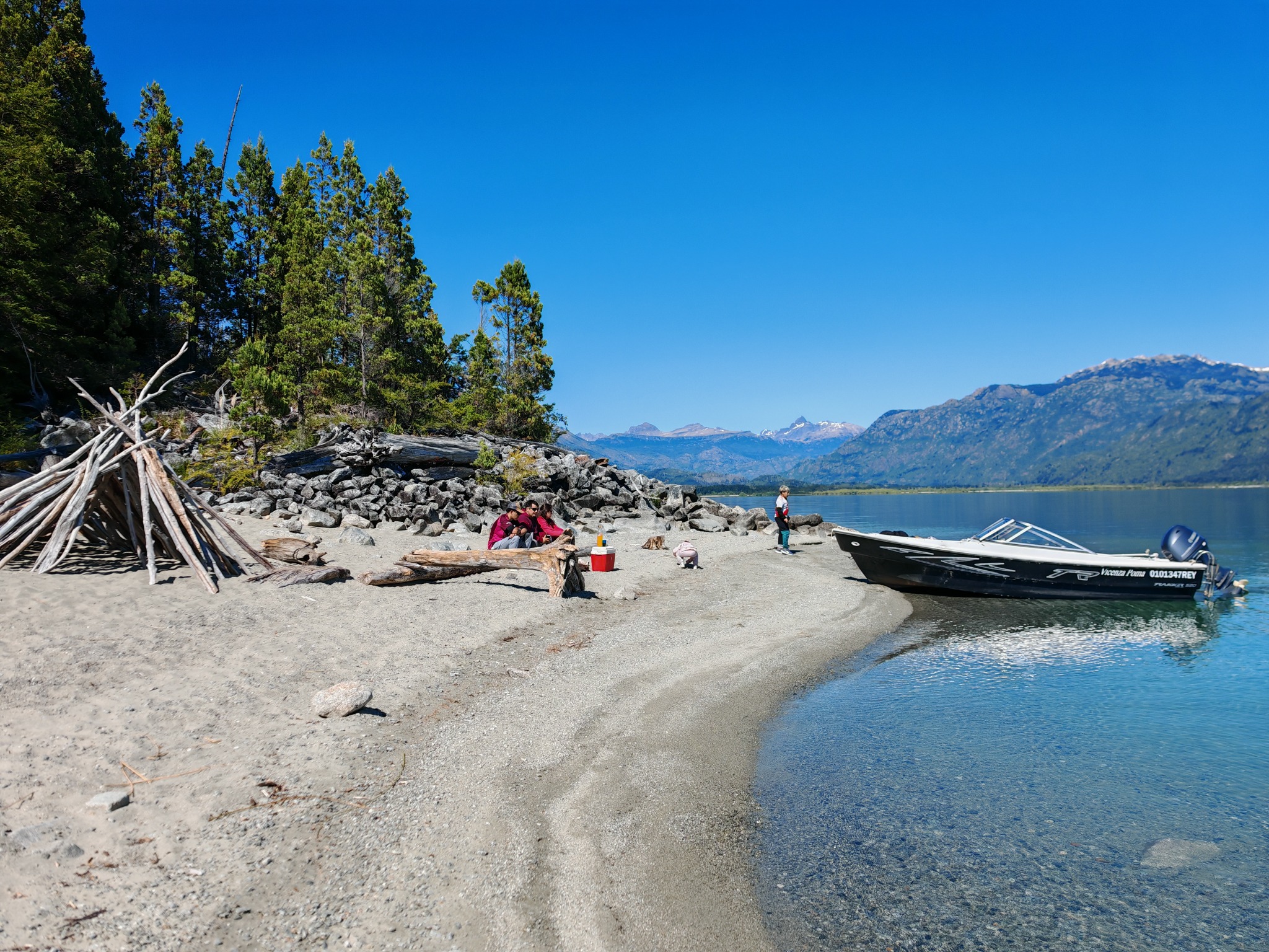 Playa y embarcación durante el recorrido familiar por Lago Puelo